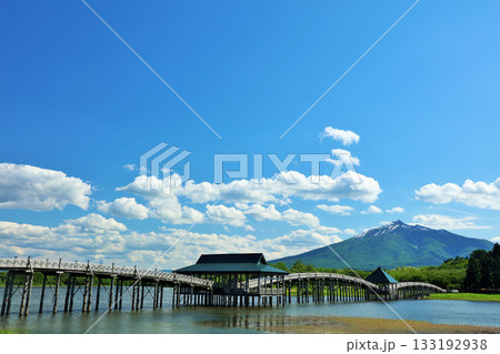 青森県　青空の鶴の舞橋と岩木山 133192938