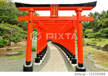 青森県　高山稲荷神社の千本鳥居 133192988