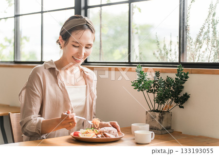 カフェ,飲食店,ダイニングでワンプレートランチを食べる若いアジア人女性 133193055