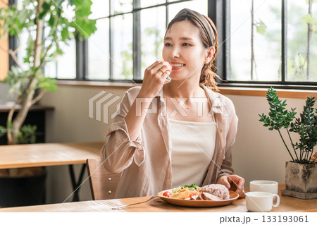 カフェ,飲食店,ダイニングでワンプレートランチを食べる若いアジア人女性 133193061