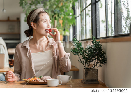カフェ,飲食店,ダイニングでワンプレートランチを食べる若いアジア人女性 133193062