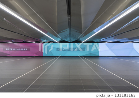 大阪メトロ夢洲駅　コンコースの巨大LEDビジョン 133193165