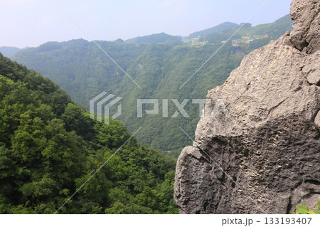 岡山県高梁市成羽町　夫婦岩周辺　山々と大岩 133193407