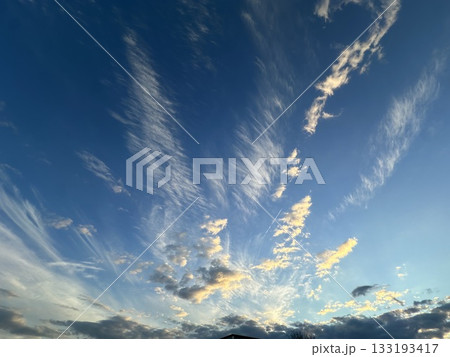 秋の青空と白い雲 秋の青空と白い雲 133193417