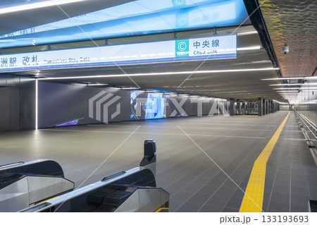 大阪メトロ夢洲駅 コンコースの巨大LEDビジョン 大阪メトロ夢洲駅 コンコースの巨大LEDビジョン 133193693