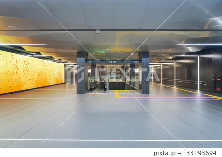 大阪メトロ夢洲駅　コンコースの巨大LEDビジョン 133193694