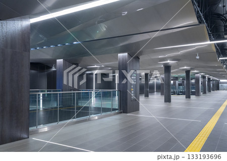 大阪メトロ夢洲駅　広大なコンコース 133193696