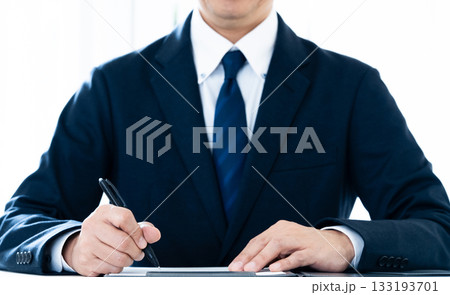 ペンを持つビジネスマン 133193701