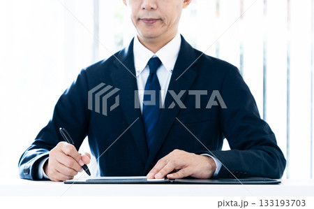 ペンを持つビジネスマン 133193703