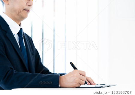 ペンを持つビジネスマン 133193707
