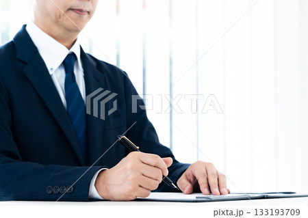 ペンを持つビジネスマン ペンを持つビジネスマン 133193709