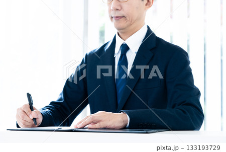 ペンを持つビジネスマン 133193729