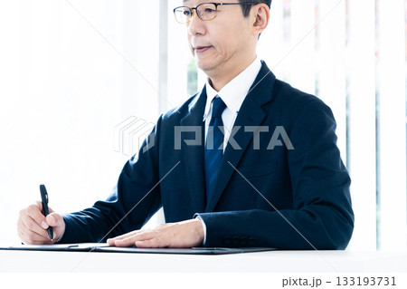 ペンを持つビジネスマン 133193731