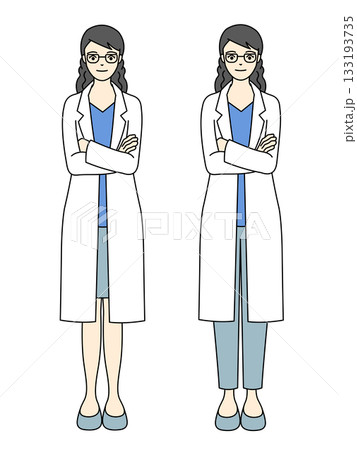 腕組みで立つメガネをかけた女性医師と研究者の白衣姿の全身イラスト 133193735