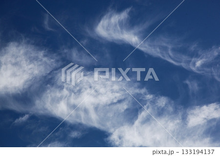 澄み渡った青空に出た巻雲 133194137