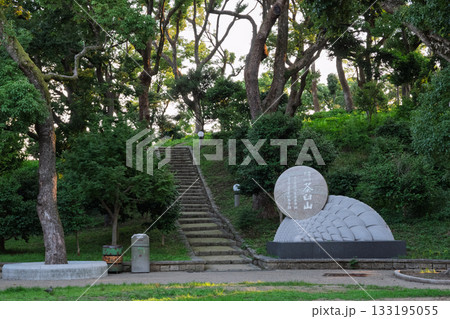 茶臼山登山口の全景 133195055