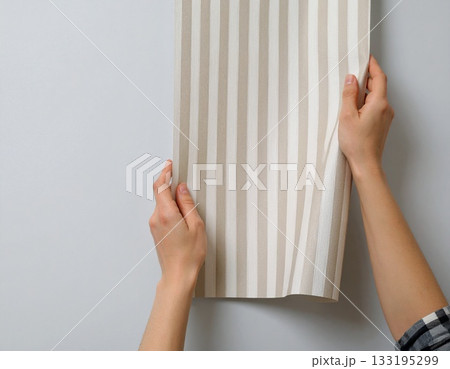 布を壁に沿わせる手 133195299