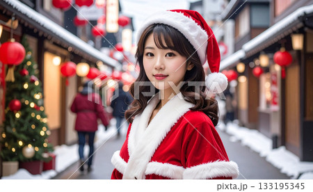 サンタクロースのコスプレをする女性（AI生成画像） 133195345