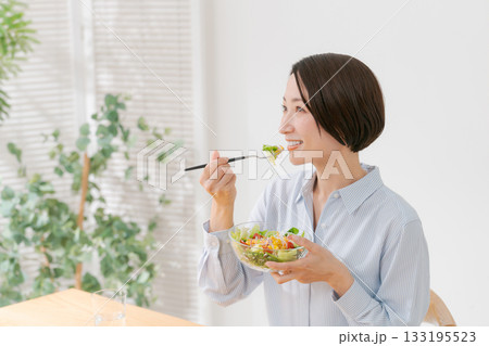 サラダを食べる女性 133195523