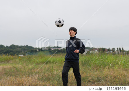 サッカーの練習をする男性 133195666