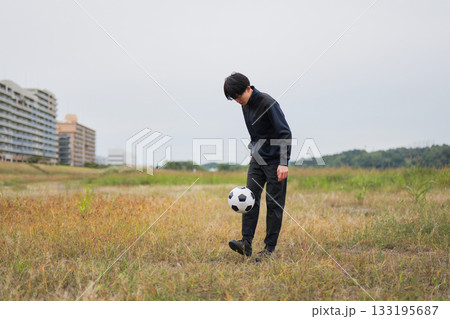 サッカーのリフティングの練習をする男性 133195687