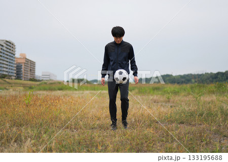 サッカーのリフティングの練習をする男性 133195688