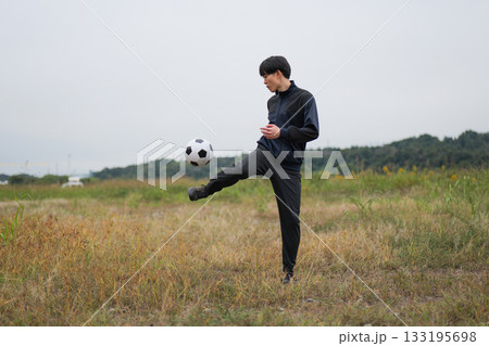 サッカーのリフティングの練習をする男性 サッカーのリフティングの練習をする男性 133195698