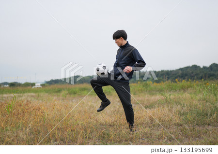 サッカーのリフティングの練習をする男性 133195699