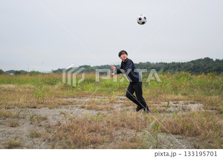 サッカーの練習をする男性 133195701