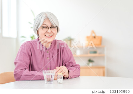 薬,サプリメント,飲み薬を持つグレイヘアーのシニア女性 薬,サプリメント,飲み薬を持つグレイヘアーのシニア女性 133195990