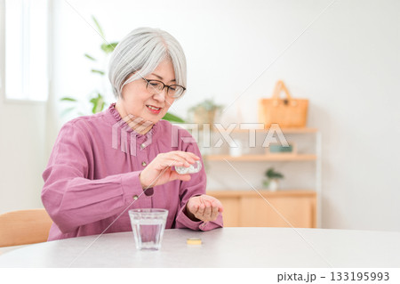 薬,サプリメント,飲み薬を持つグレイヘアーのシニア女性 薬,サプリメント,飲み薬を持つグレイヘアーのシニア女性 133195993