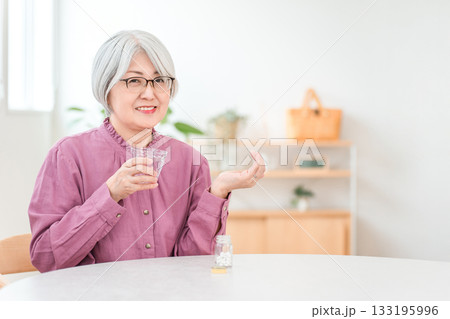 薬,サプリメント,飲み薬を持つグレイヘアーのシニア女性 133195996