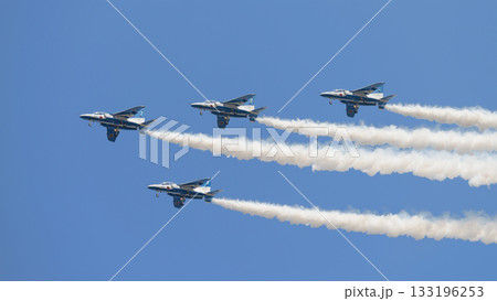青空を飛行するブルーインパルス 133196253