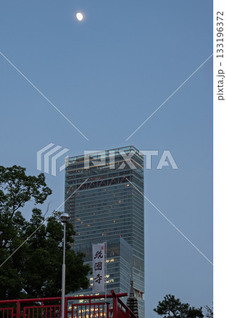 統国寺のノボリ旗とあべのハルカス、その上に輝く月 統国寺のノボリ旗とあべのハルカス、その上に輝く月 133196372