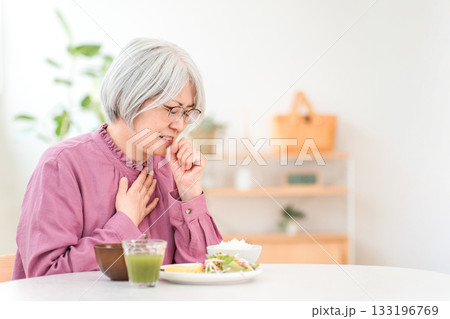 食事中に誤嚥でむせるグレイヘアーのシニア女性（誤嚥性肺炎,嚥下障害） 133196769