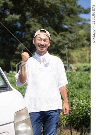 農作業で軽トラの前でガッツポーズ 農作業で軽トラの前でガッツポーズ 133196878