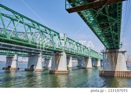 Hangang railway bridge over Han river in Seoul, South Korea Hangang railway bridge over Han river in Seoul, South Korea 133197055