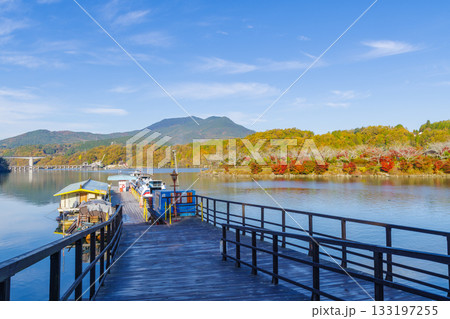 紅葉の始まった恵那峡(岐阜県恵那市) 紅葉の始まった恵那峡(岐阜県恵那市) 133197255