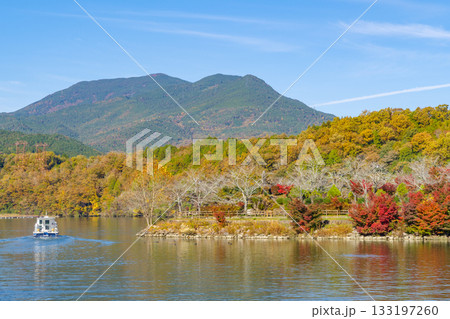 紅葉に染まる恵那峡と笠置山 133197260