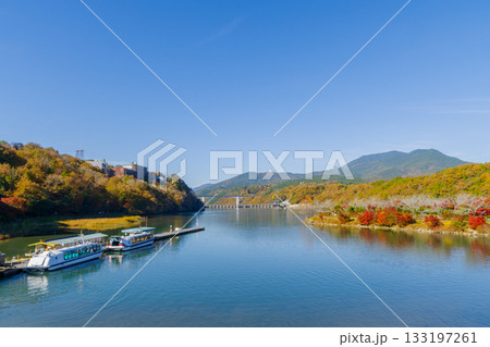 紅葉に染まる恵那峡と笠置山(岐阜県恵那市) 紅葉に染まる恵那峡と笠置山(岐阜県恵那市) 133197261