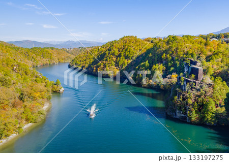 恵那峡大橋から見る紅葉の始まった恵那峡（岐阜県恵那市） 133197275