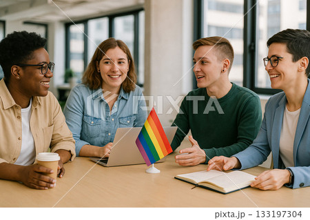 国を超えて話し合う他国籍の人々 133197304