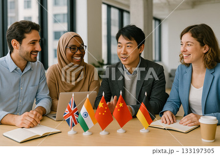 国を超えて話し合う他国籍の人々 国を超えて話し合う他国籍の人々 133197305