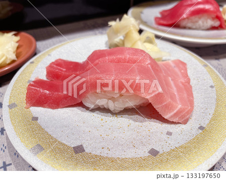本まぐろ中とろのにぎり寿司 贅沢な脂の乗ったマグロの握り 本まぐろ中とろのにぎり寿司 贅沢な脂の乗ったマグロの握り 133197650
