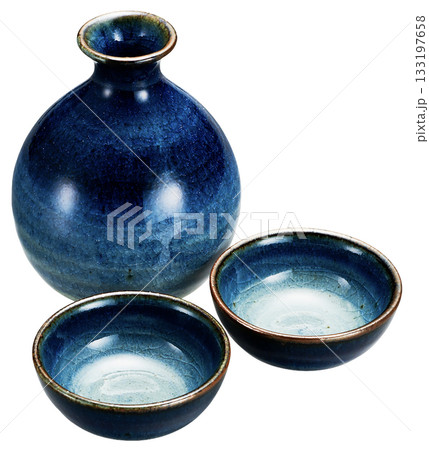 青釉の徳利とお猪口の和陶器セット/白背景 青釉の徳利とお猪口の和陶器セット/白背景 133197658