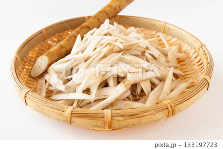 ゴボウのささがき 盆ざるに盛った牛蒡のささがき ゴボウのささがき 盆ざるに盛った牛蒡のささがき 133197723