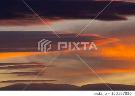 夕暮れの空に浮かぶ暗い雲　c-2-1 133197880