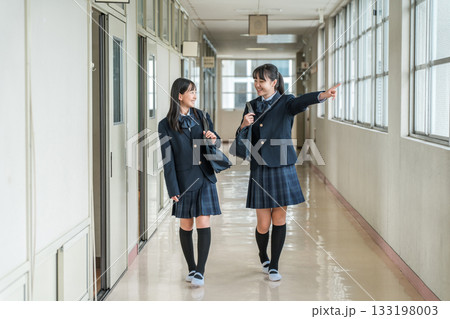 学校の廊下を歩く制服姿の小学生・中学生・高校生・女子高生 133198003
