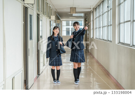 学校の廊下を歩く制服姿の小学生・中学生・高校生・女子高生 133198004