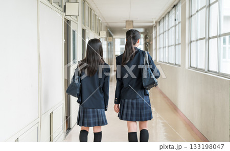 学校の廊下を歩く友達の後ろ姿(制服姿の小学生・中学生・高校生・女子高生) 学校の廊下を歩く友達の後ろ姿(制服姿の小学生・中学生・高校生・女子高生) 133198047